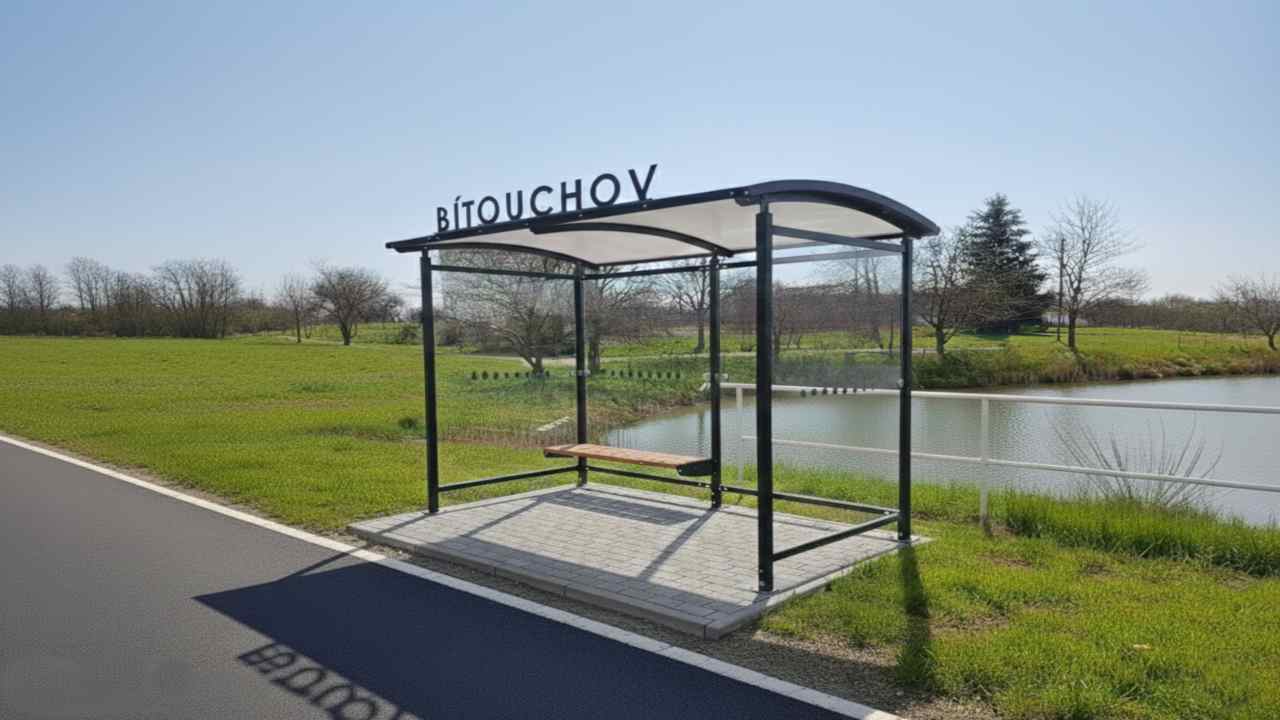 Autobusová zastávka  s tvrzeným sklem a lavičkou a nápisem stranice